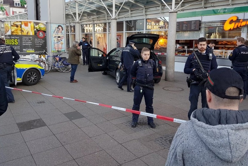 Polisi menjaga lokasi penabrakan mobil ke kawasan pedestrian di Hiedelberg, Jerman, Sabtu (25/2).