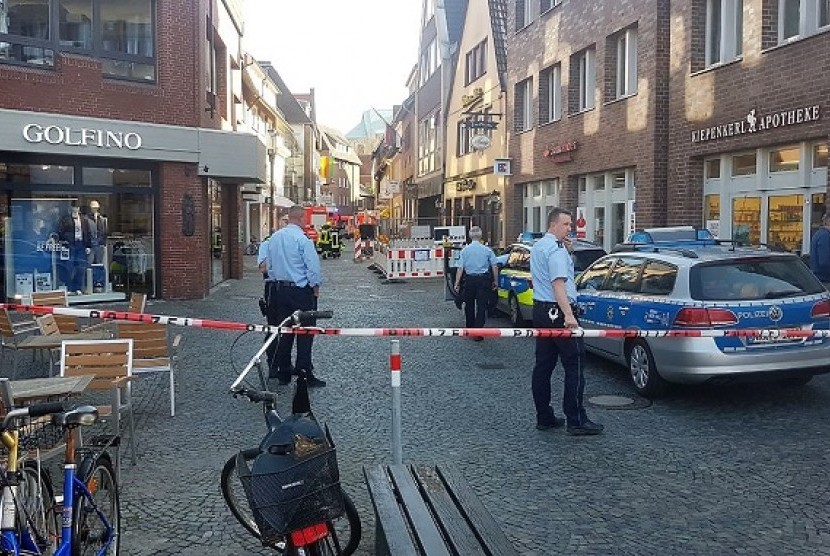 Polisi menjaga lokasi penabrakan mobil ke kerumunan orang di Muenster, Jerman, Sabtu (7/4). 