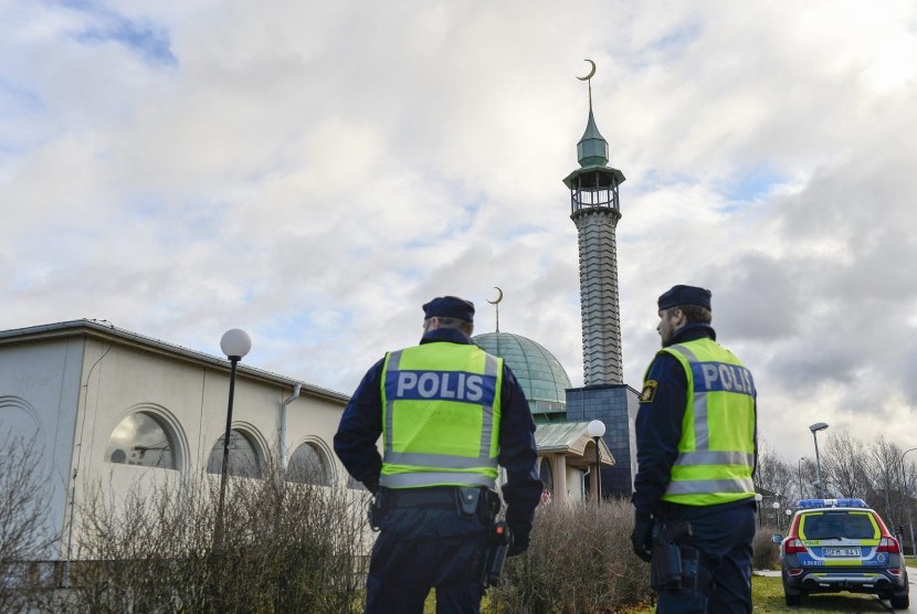 Polisi menjaga masjid di Uppsala, Swedia.