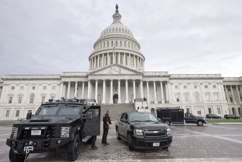  Polisi menjaga Plaza Timur Gedung Capitol setelah terjadi penembakan di kompleks Angkatan Laut AS di Washington, Senin (16/9) waktu setempat.    (AP/J. Scott Applewhite)