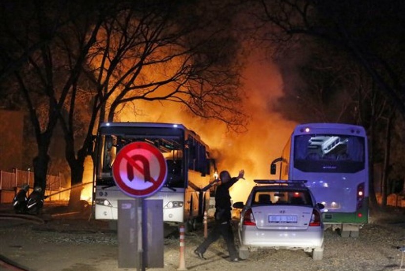Polisi mensterilkan lokasi ledakan di Ankara, Rabu, 17 Februari 2016.