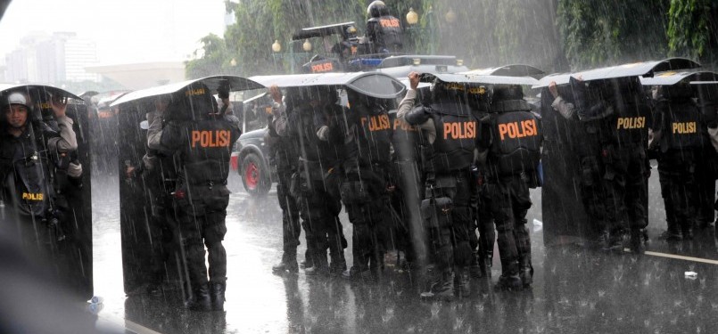 Polisi menunggu aksi demonstrasi mahasiswa anti kenaikan harga BBM di Kawasan Monas, Jakarta, Selasa (27/3). (Republika/Wihdan Hidayat)