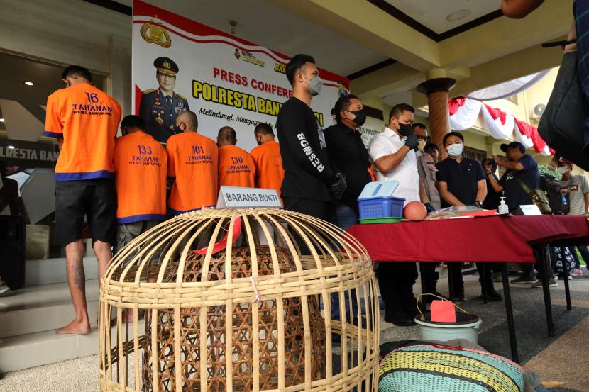 Polisi menunjukan barang bukti beserta tersangka kasus perjudian. Polres Metro Tangerang Kota menggerebek ruko di Cipondoh diduga lokasi judi daring.
