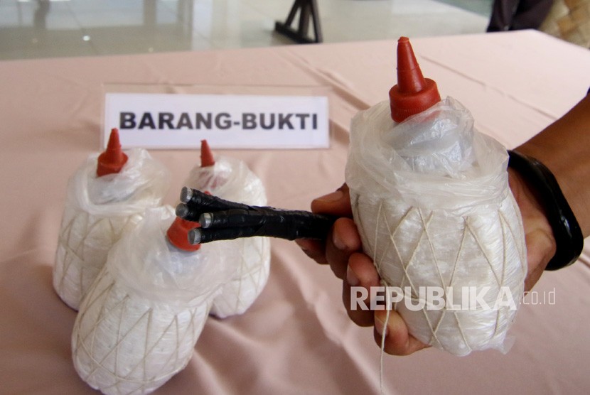 Polisi menunjukan barang bukti bom bondet (bom ikan) dan detonator. (Ilustrasi)