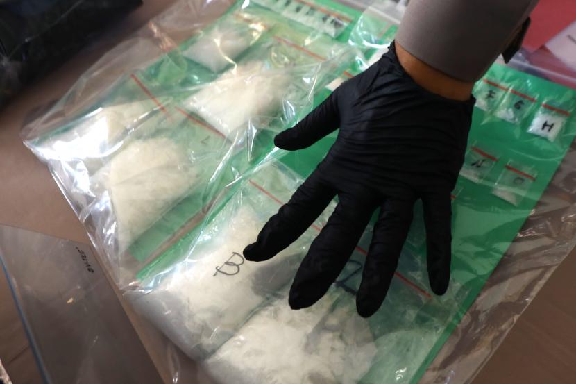 Polisi menunjukan barang bukti narkoba jenis sabu (ilustrasi)