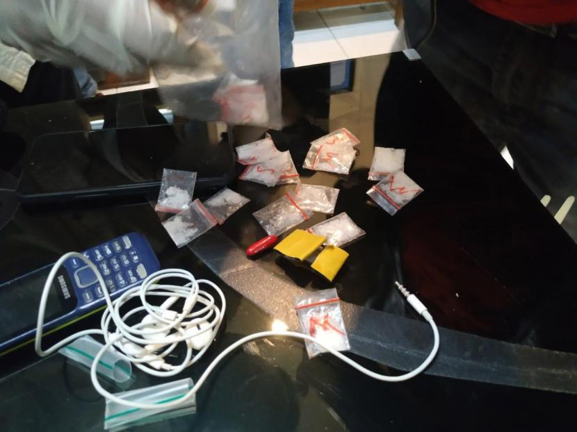 Polisi menunjukan barang bukti narkotika yang diamankan dari sepasang suami istri di Kota Tasikmalaya, Senin (8/6).