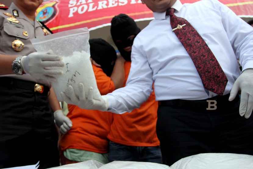 Polisi menunjukan barang bukti sabu-sabu beserta tersangka ketika gelar kasus di Mapolresta Medan, Sumatera Utara, Selasa (4/8). 