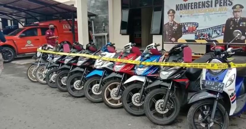 Polisi menunjukan barang bukti sepeda motor hasil aksi pencurian di Polres Tasikmalaya, Selasa (7/7).