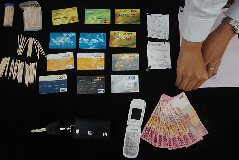 Polisi menunjukan barang bukti tersangka sindikat pembobol ATM (ilustrasi). Polisi Bengkalis, Riau telah menangkap sindikat spesialis pembobol anjungan tunai mandiri (ATM) dengan modus memanfaatkan kelengahan nasabah. 