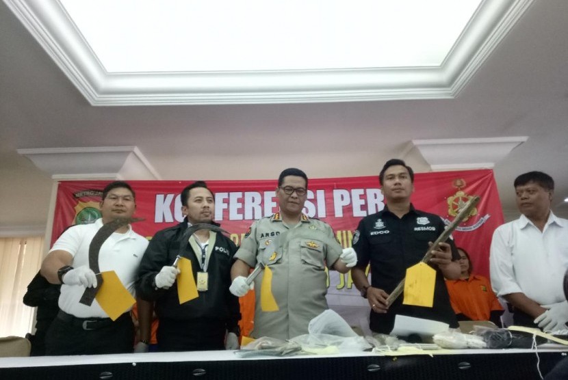 Polisi menunjukan sejumlah barang bukti senjata tajam berupa celurit dan balok kayu yang digunakan anggota geng motor menghabisi nyawa korbannya di Pondok Gede, Jatiasih, Bekasi, dalam konferensi pers di Mapolda Metro Jaya, Rabu (6/3) sore. 