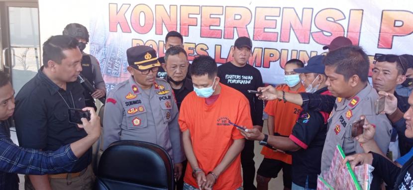 Polisi menunjukan sisa uang hasil kejahatan pelaku kepada para wartawan di Mapolres Lampung Selatan.