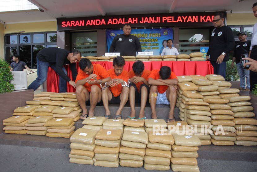 Polisi menunjukan tersangka dan barang bukti kasus Narkoba jenis gabja jaringan aceh saat Rilis Narkoba jenis ganja jaringan Aceh, di Polres Metro Jakarta Selatan, Jakarta, Senin (30/12). (ilustrasi)