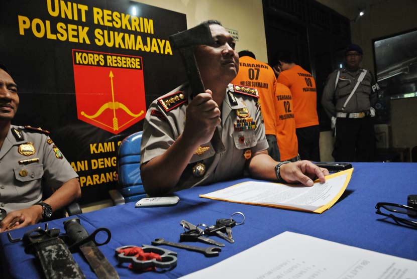 Polisi menunjukan tiga tersangka pelaku begal motor IS (18), D (18), dan ADP (18) berikut barang bukti yang berhasil ditangkap di Mapolresta Depok, Jawa Barat, Minggu (1/2).  (ANTARA/Indrianto Eko Suwarso)