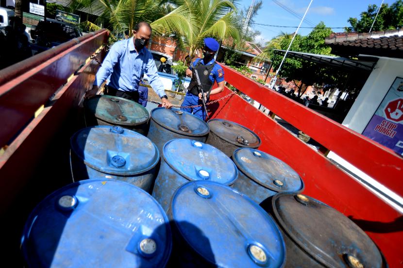 Polisi mengamankan ribuan liter bahan bakar minyak (BBM) jenis solar ilegal di Dusun VI Desa Maringgai, Kecamatan Labuhan Maringgai, Lampung Timur.