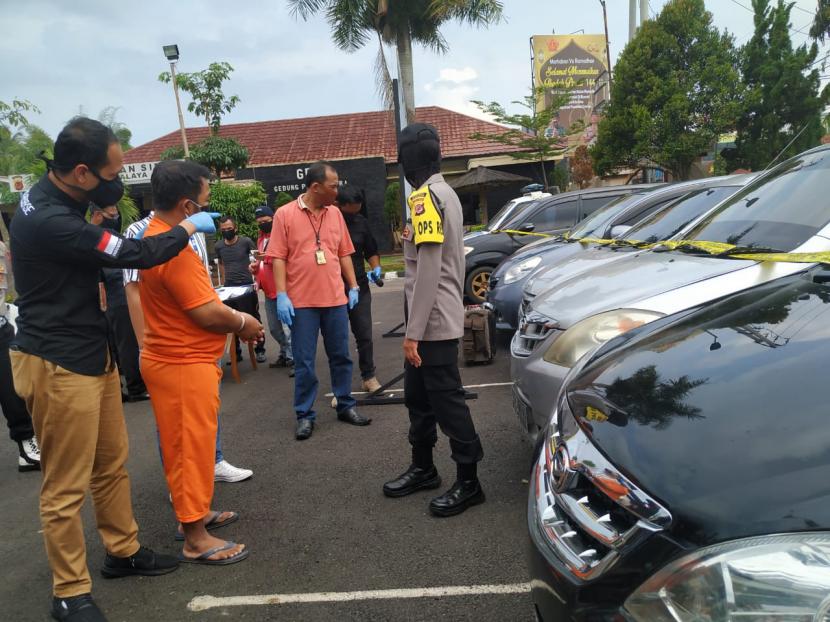 Polisi menunjukkan barang bukti dan tersangka penipuan mobil di Polres Tasikmalaya, Selasa (5/5).