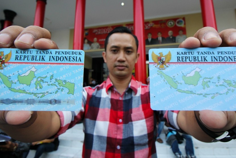Polisi menunjukkan barang bukti Kartu Tanda Penduduk (KTP) Asli (kiri) dan KTP palsu (kanan) saat ungkap kasus KTP palsu di Mapolrestabes Surabaya, Jawa Timur, Minggu (21/8).