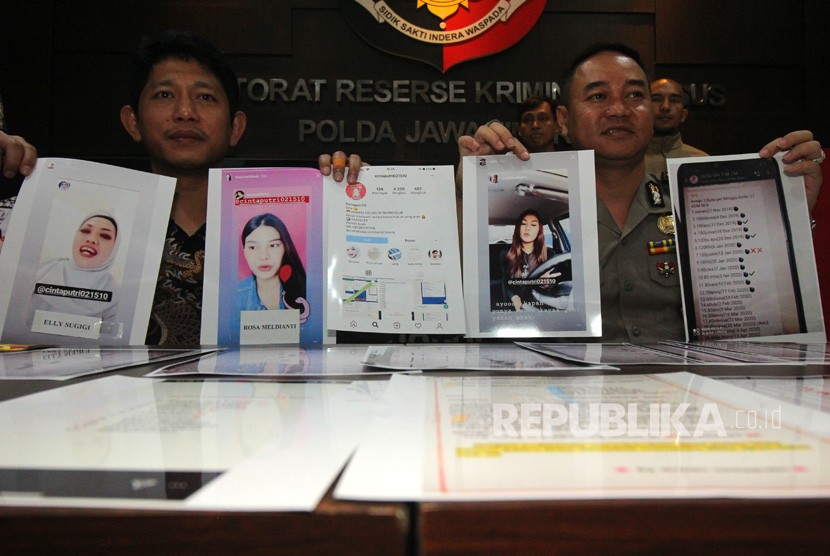 Polisi menunjukkan barang bukti kasus arisan daring di Ditreskrimsus Polda Jawa Timur, Surabaya, Jawa Timur, Jumat (6/3/2020). 