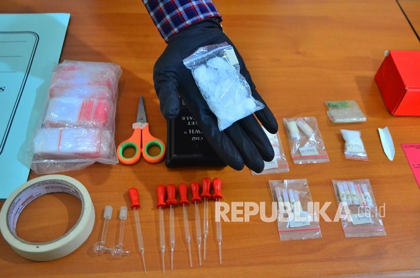 Polisi menunjukkan barang bukti narkoba (ilustrasi).