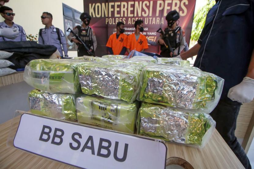 Polisi menunjukkan barang bukti narkotika jenis sabu dan tersangka saat gelar perkara di Polres Aceh Utara, Provinsi Aceh (ilustrasi).