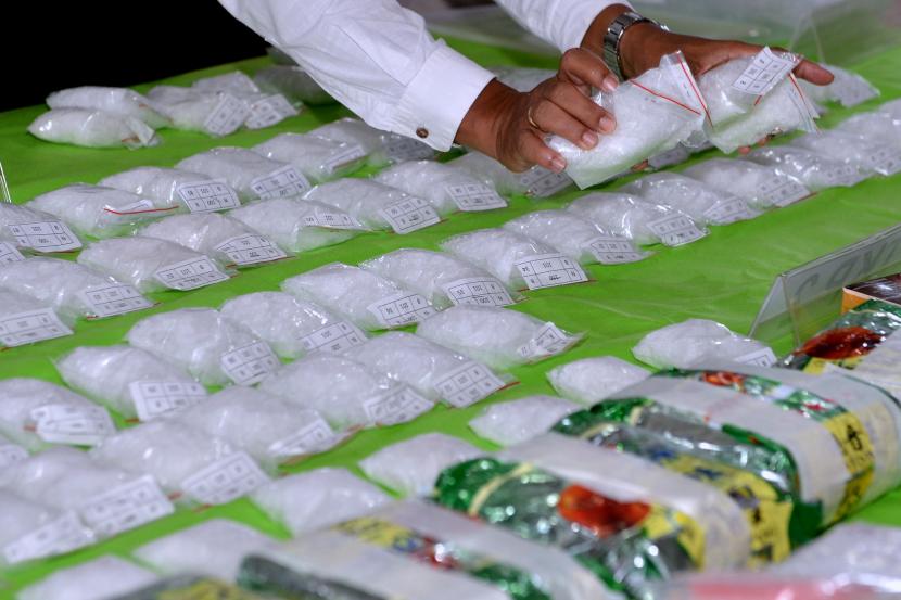 Polisi menunjukkan barang bukti narkotika jenis sabu (ilustrasi)