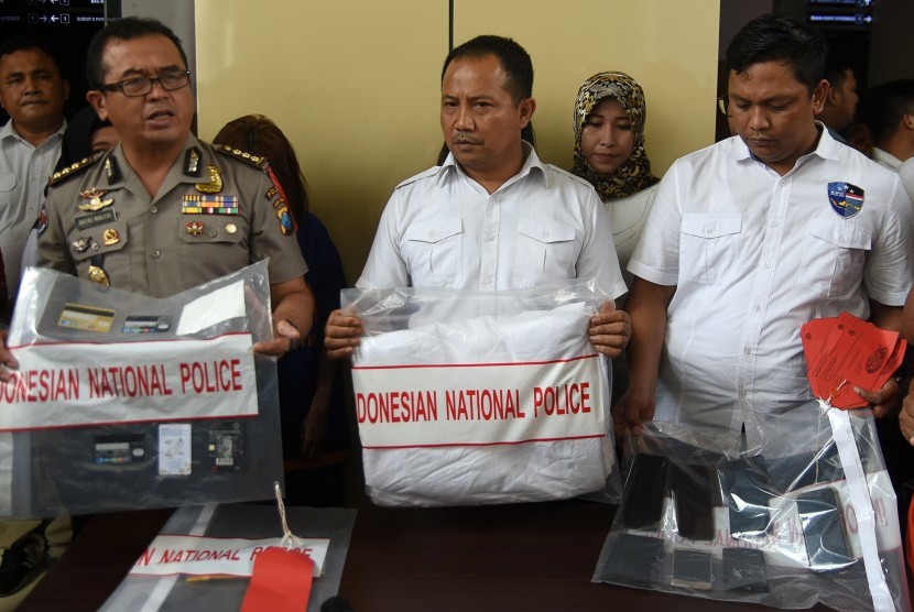 Polisi menunjukkan barang bukti prostitusi daring ketika ungkap kasus di Subdit V Siber Ditreskrimsus Polda Jawa Timur, Kamis (10/01). 