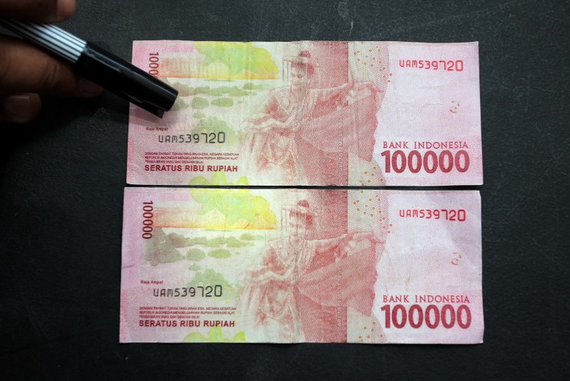 Polisi menunjukkan barang bukti uang palsu lembaran Rp100 ribu (ilustrasi)