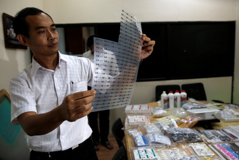 Polisi menunjukkan barang bukti yang disita dalam kasus produksi dan distribusi vaksin palsu di wilayah ibukota Jakarta, Banten dan Jawa Barat di Mabes Polri di Jakarta, Senin (27/6). 