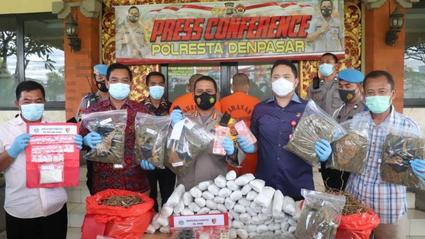 Polisi menunjukkan hasil sitaan dari bandar narkoba di Denpasar, Bali.