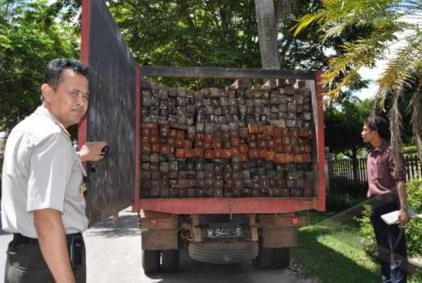 Polisi menunjukkan hasil temuan kayu ulin ilegal di Sampit, Kalimantan Timur. (Ilustrasi)