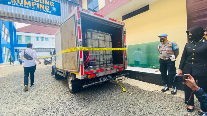 Polisi menunjukkan mobil boks berisi tandon yang membawa 500 liter solar ilegal, yang disita dari kawasan Citerep, Kabupaten Bogor, Selasa (5/7). 
