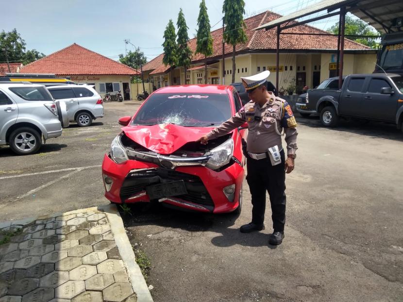 Polisi menunjukkan mobil yang digunakan pelaku tabrak lari, yang menewaskan dua orang di Kabupaten Indramayu, Kamis (3/11/2022). 