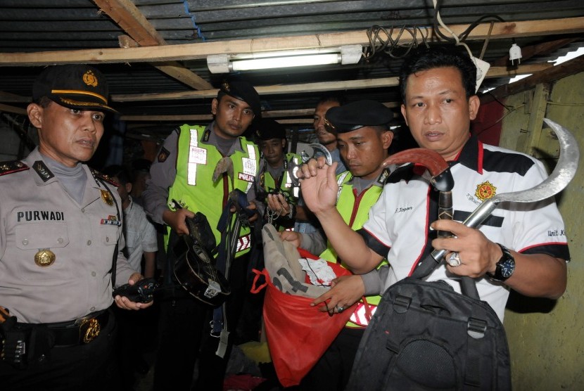 Polisi menunjukkan senjata tajam yang diamankan dari sejumlah preman dan anak jalanan saat digelar Razia Cipta Kondisi di Terminal Depok, Jawa Barat, Kamis (12/3).