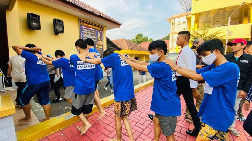 Polisi menunjukkan tujuh dari sembilan tersangka dugaan tindak pidana perdagangan orang (TPPO) dengan modus prostitusi anak di Markas Polresta Bogor Kota, Jawa Barat, Senin (12/6/2023).