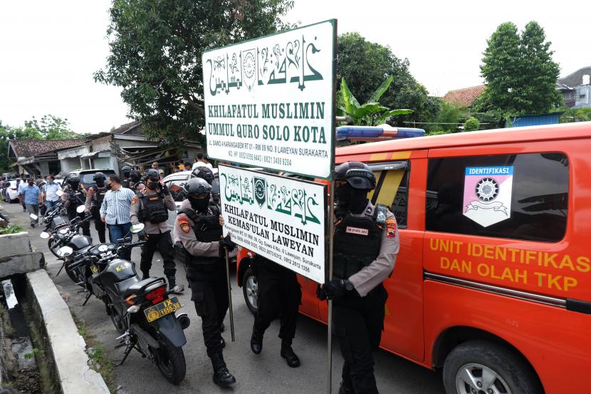 Polisi menurunkan papan bertulis Khilafatul Muslimin dari rumah warga sekaligus kantor cabang kelompok tersebut di Solo, Jawa Tengah, Kamis (9/6/2022). Kegiatan tersebut sebagai upaya menghentikan penyebaran paham kelompok Khilafatul Muslimin yang membahayakan Ideologi Pancasila.