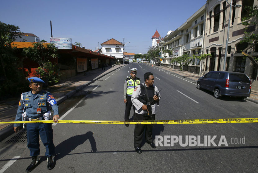  Polisi menutup jalan di depan Polrestabes Surabaya, setelah terjadi ledakan di pintu masuk Polrestabes Surabaya, Senin (14/5).