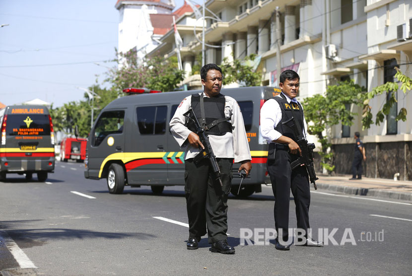  Polisi menutup jalan di depan Polrestabes Surabaya, setelah terjadi ledakan di pintu masuk Polrestabes Surabaya, Senin (14/5).