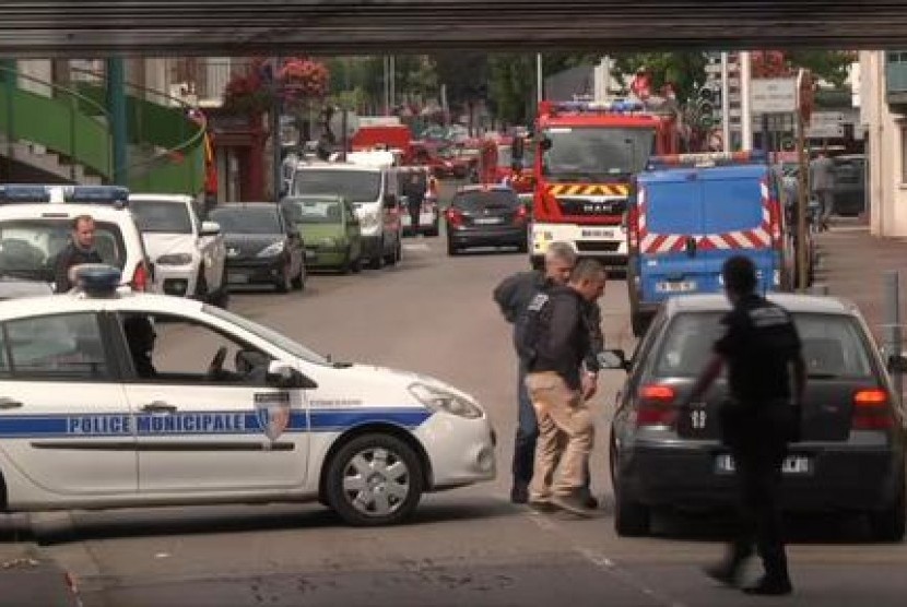 Polisi menutup jalan menuju gereja di Saint-Etienne-du-Rouvray, Normandy, Prancis saat terjadi penyanderaan, Selasa, 26 Juli 2016. Seorang pendeta tewas dalam penyanderaan tersebut.
