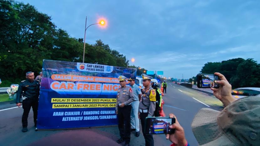 Polisi menutup pintu masuk jalur Puncak, Kabupaten Bogor via tol Jagorawi, Sabtu (31/12/2022). 