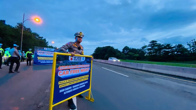 Polisi menutup pintu masuk jalur Puncak, Kabupaten Bogor via tol Jagorawi, Sabtu (31/12/2022).  Car Free Night Dimulai, Polisi Tutup Pintu Masuk Jalur Puncak Via Tol