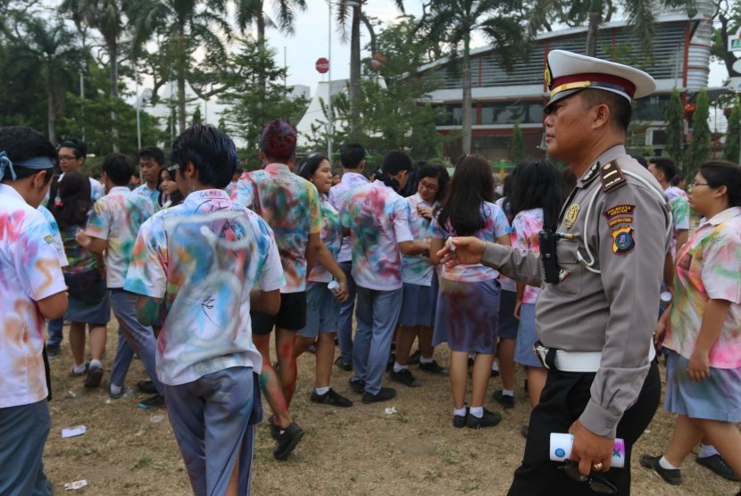 Polisi menyampaikan himbauan kepada pelajar yang melakukan aksi corat-coret seragam agar membubarkan diri, di kawasan Lapangan Merdeka, Medan, Sumatra Utara, Rabu (6/4). 