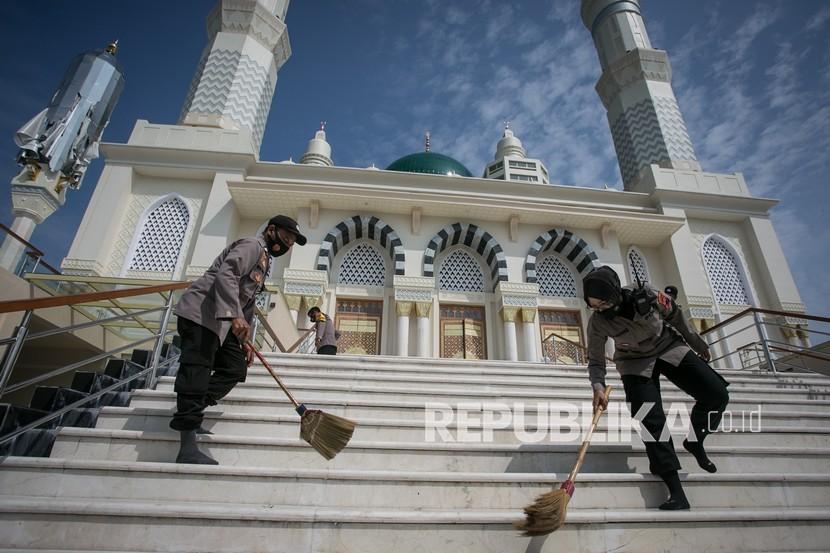 Polisi menyapu halaman Masjid Agung di Karanganyar, Jawa Tengah. Pemerintah Jateng berkomitmen meningkatkan fasilitas wisata halal untuk mendongkrak minat wisatawan.