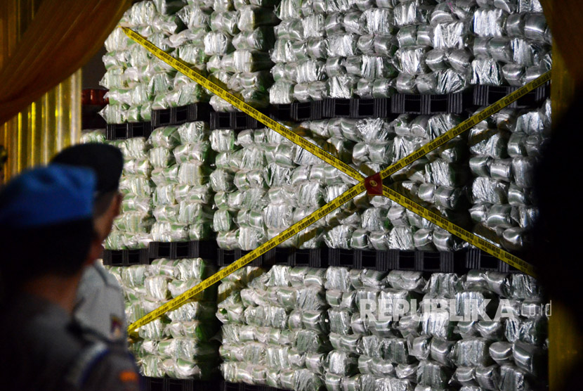 Polisi menyegel gudang penyimpanan beras yang dipalsukan kandungan karbohidratnya dari berbagai merk di gudang beras PT Indo Beras Unggul, di kawasan Kedungwaringin, Kabupaten Bekasi, Jawa Barat, Kamis (20/7) malam.
