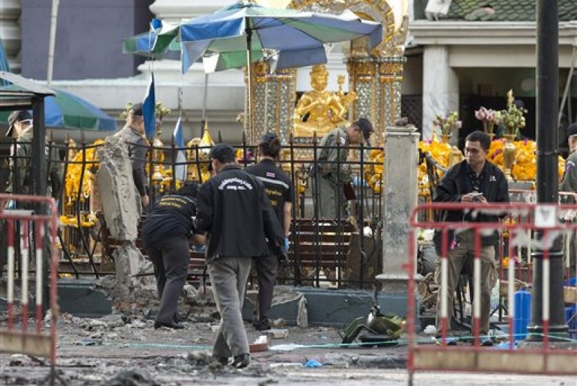 Polisi menyelidiki ledakan bom di dekat Kuil Erawan di Bangkok, Thailand pada 2015.