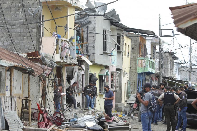 Polisi menyelidiki lokasi ledakan di lingkungan Cristo de El Consuelo, di Guayaquil, Ekuador, Minggu, 14 Agustus 2022. Menurut pihak berwenang, serangan tembakan dan ledakan berikutnya menewaskan sedikitnya lima orang, 15 luka-luka dan beberapa orang hilang dan rumah yang terkena dampak.