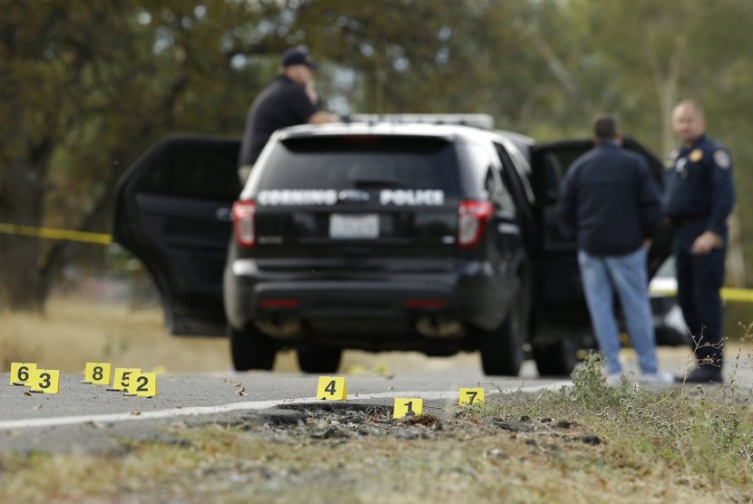 Polisi menyelidiki lokasi penembakan di Rancho Tehama Reserve, dekat Corning, Kalifornia, Selasa (14/11).