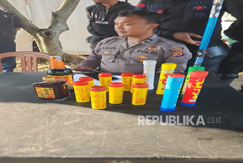 Polisi menyita belasan flare dan minuman keras (miras) saat mengamankan pertandingan Piala Presiden di Stadion Si Jalak Harupat, Kabupaten Bandung, Kamis (10/7/2025). Belasan flare dan miras didapat dari kendaraan suporter dan suporter yang hendak menonton pertandingan. 
