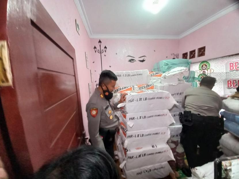 Polisi menyita jutaan butir petasan yang ditemukan di rumah warga, Gang Lame, Jalan Babakan Selakaso, Kelurahan Cilembang, Kecamatan Cihideung, Kota Tasikmalaya, Selasa (26/4/2022). 