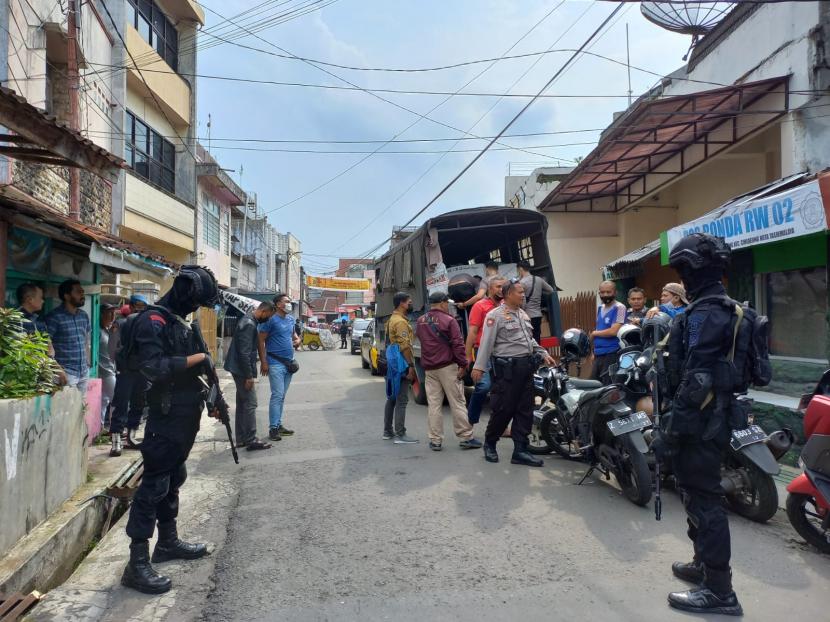 Polisi menyita jutaan butir petasan yang ditemukan di rumah warga, Gang Lame, Jalan Babakan Selakaso, Kelurahan Cilembang, Kecamatan Cihideung, Kota Tasikmalaya, Selasa (26/4/2022).