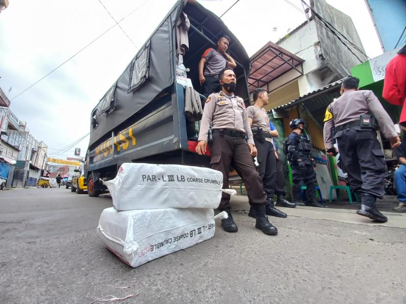 Polisi menyita jutaan butir petasan yang ditemukan di rumah warga, Gang Lame, Jalan Babakan Selakaso, Kelurahan Cilembang, Kecamatan Cihideung, Kota Tasikmalaya, Selasa (26/4/2022)