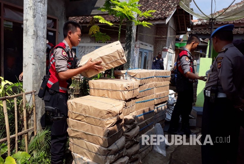 Polisi menyita petasan dari sejumlah gudang penyimpanan petasan di Sukabumi, Jawa Barat. (Ilustrasi).